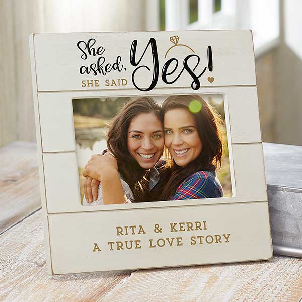 Kate Posh Cornice In Legno "He Asked, She Said Yes" - Marrone Chiaro, Orientamento Orizzontale, Per Foto 10x15 Cm, Regalo Di Fidanzamento